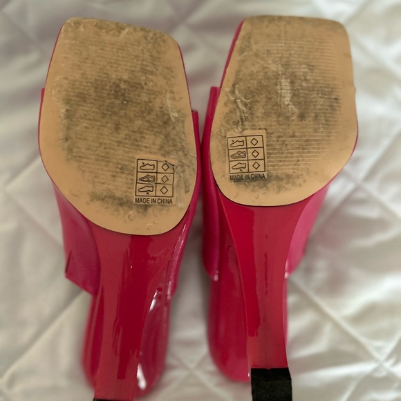 Fuchsia open toe pumps with split heel. - Picture 4 of 5